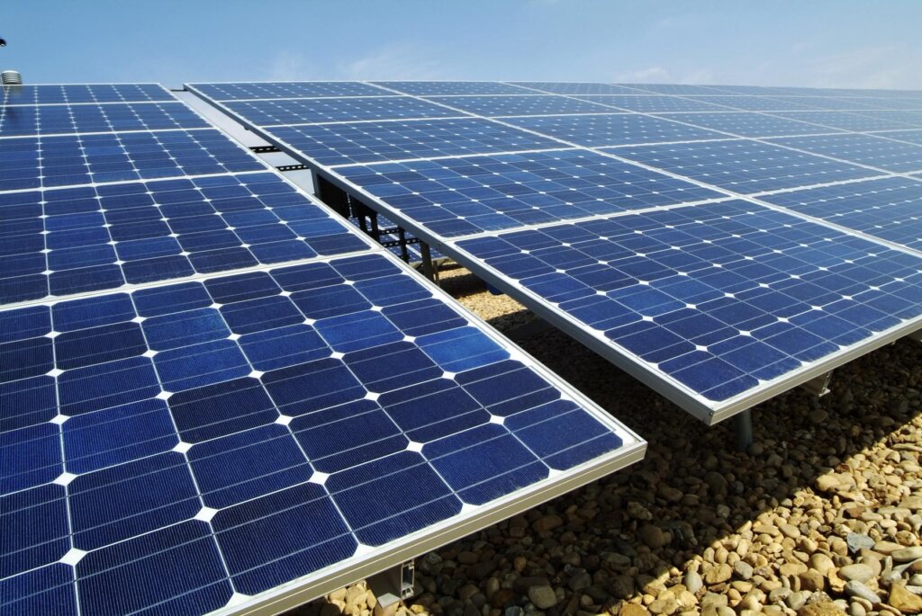 Hệ thống điện mặt trời được đặt trên tầng mái của nhà máy Intel, khu Công nghệ cao TPHCM.
