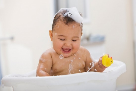 Nhà Thầu M&E khuyên nên cho bé tắm nước ấm dù thời tiết có nóng