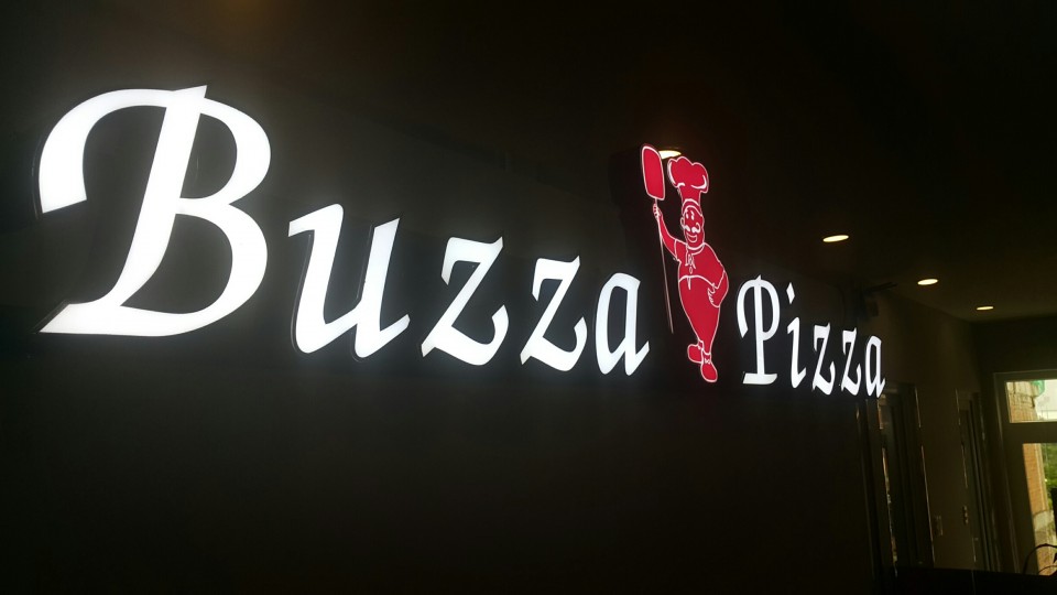 Khai trương Buzza Pizza