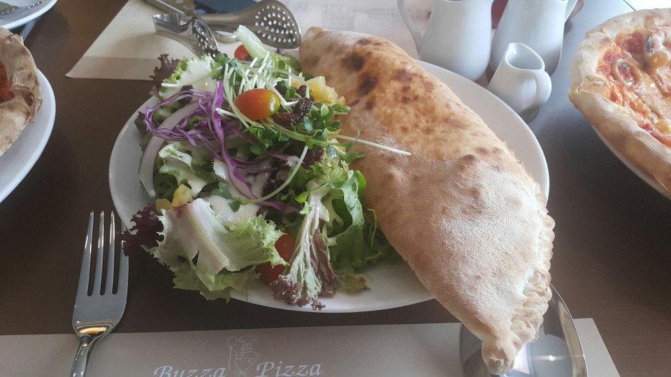 Khai trương Buzza Pizza